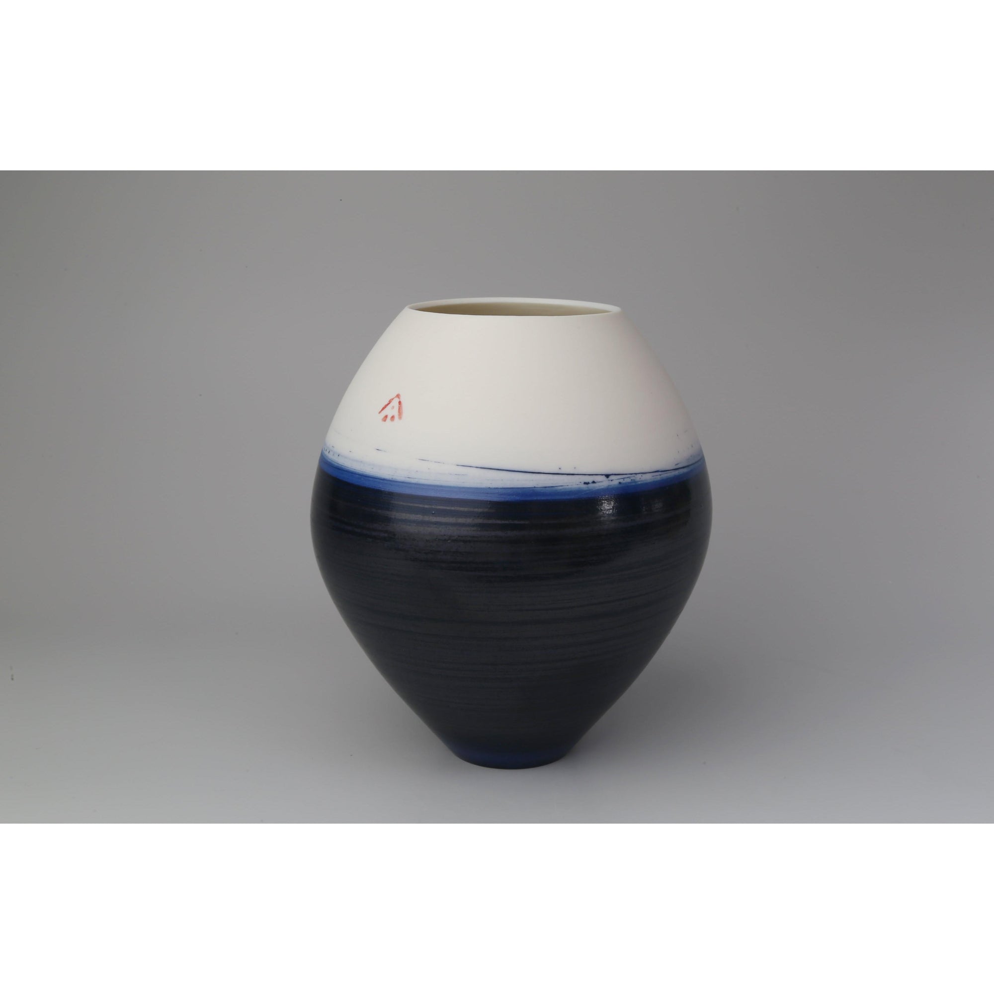AT51 Round Pot, by Ali Tomlin, available at Padstow Gallery, Cornwall