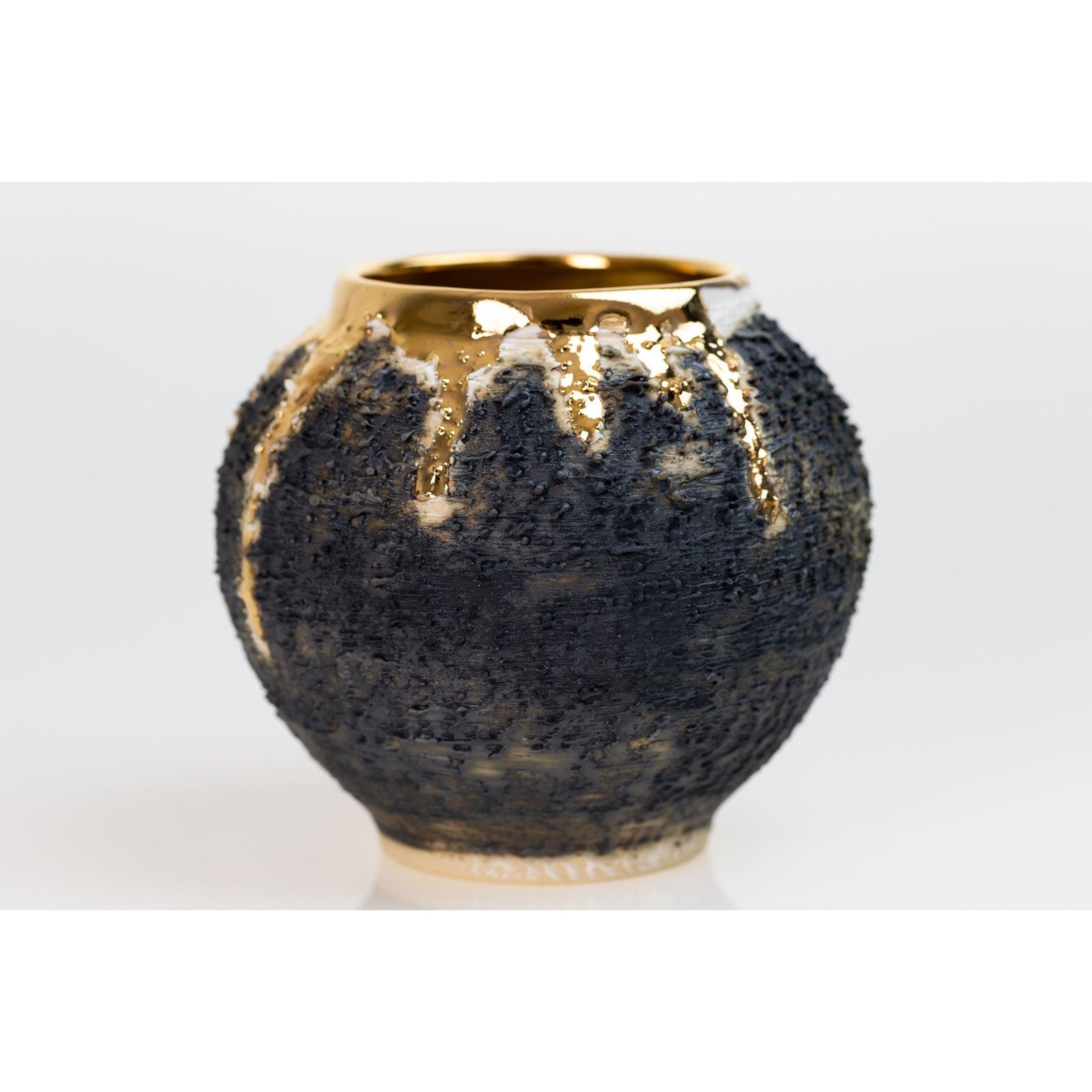 PGX27 Textured Moon Jar with Gold Lustre by Alex McCarthy, available at Padstow Gallery, Cornwall