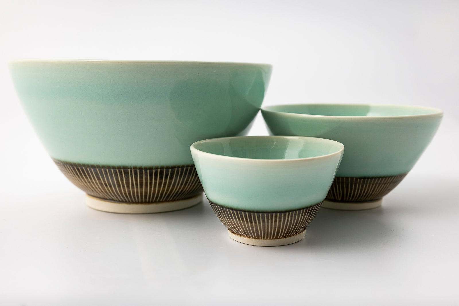 EL02 Sea Green Sgraffito Medium Bowl by Elke Lucas available at Padstow Gallery Cornwall
